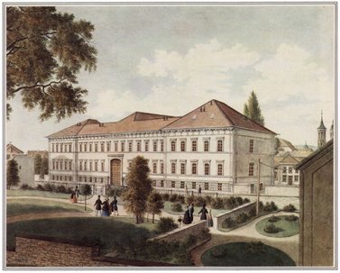 Ein großes, dreistockiges Gebäude mit rötlichem Dach, vielen Fenstern und einer riesigen Holztür, die zwei Etagen hoch ist. Im Vordergrund gehen Leute in einem kleinen Park zwischen Rasenflächen, Büschen und Bäumen spazieren. Sie tragen Kleidung des 19. Jahrhunderts.